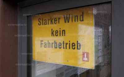 Orkantief Joshua erreicht Deutschland: Orkanartige Böen auf den Mittelgebirgen, Böen bis 100 km/h auf dem Fichtelberg, Schwebebahn stellt Betrieb wegen Sturm ein: Orkanböen drohen ab den Abendstunden und Morgenstunden an den Küsten, Voxpops Touristen zum Sturm