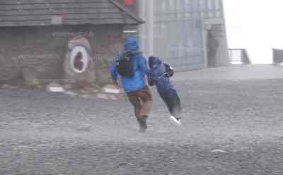 Orkan auf dem Brocken - Unwetterwarnung vor Sturm Joshua: Touristen werden von Sturm Joshua überrascht und kämpfen gegen Orkanböen (on tape): Sturm nimmt weiter an Fahrt auf, Brockenbahn stellt ihren Betrieb ein