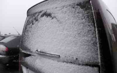 Wintereinbruch im Erzgebirge - Sturm Joshua lässt erste Schneeflocken Einzug halten: Schneedecke auf dem Fichtelberg, dichter Flockenwirbel, Voxpops Touristen: Schnee bleibt liegen, Autos von Schnee angezuckert,