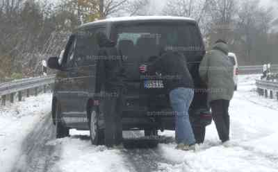 Wintereinbruch im Harz legt Verkehr lahm: zahlreiche Fahrzeuge stehen quer, Autofahrer mit Sommerreifen blockieren B 4, stundenlang geht nichts voran, bis zu 8 cm Neuschnee in kurzer Zeit: Urlauber und Touristen vom Schnee überrascht, Autofahrer mit Sommerreifen bleiben an Steigungen liegen, Voxpops norddeutsche Urlauber zum Wintereinbruch