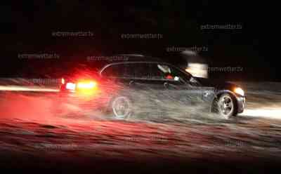 Wintereinbruch – Driftspaß am Fichtelberg: Tiefster Winter anstatt Goldener Oktober, eisige Aufnahmen vom Fichtelberg, Autofahrer driften bei Glätte auf großem Parkplatz: Dicker Eis- und Schneepanzer auf Autos, winterliche Impressionen vom Fichtelberg