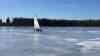 (Kälte, stark) Eissegler trotzen Kälte: Mit Kufen und Segel geht es über Eisdecke, Kälte lockt seltene Sportart nach Deutschland: Strenger Frost, Wind und eine tragfähige Eisdecke vorhanden, Spaß für Eissegler auf Niedermooser See
