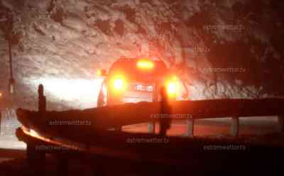 Massiver Wintereinbruch in den Alpen: 1 Meter Neuschnee am Arlberg, Autos von Schneelast begraben, massiver Schneesturm, Schnee türmt sich über einen Meter hoch, Autos rutschten Arlbergpass quer hinab: Selbst Einheimische wurden überrascht, 1 Meter Neuschnee im Oktober selbst am Arlberg unüblich