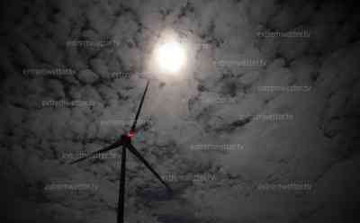 Supermond auch „Bibermond“ genannt über Deutschland: Mondhalo über dem Erzgebirge, Lichtring um den Mond krönt Supermond am Mittwochabend: Zeitraffer: Wolkenspektakel und Supermond im Zusammenspiel