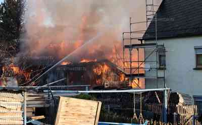 Großbrand im Erzgebirge: Massiver Scheunenbrand greift auf Wohnhaus über, zwei Feuerwehrkameraden verletzt, drei Drehleiter im Einsatz: 130 Einsatzkräfte im Einsatz, zwei Schweine verenden im Flammenmeer, Drohnenaufnahmen vom Brand