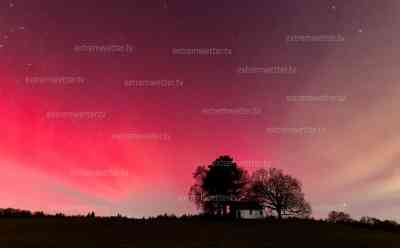 Polarlichtwahnsinn über Deutschland: Megasonnensturm verursacht sehr intensive Polarlichter über Deutschland, Timelaps zeigen Polarlichter : Kameramann konnte Polarlichter in Thaining, Lk. Landsberg am Lech einfangen  