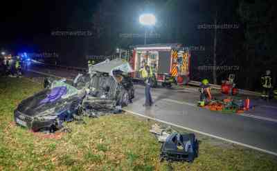 Massencrash durch Audi-Wahnsinnigen! Audi-Fahrer schießt über rote Ampel, überholt bei Sperrlinie mit extrem hoher Geschwindigkeit und kracht in vier Fahrzeuge, Audi hebt über Leitplanke ab und kommt erst knapp 350 Meter nach Unfall zum Stehen, Massenanfall an Verletzten ausgerufen, 10 Personen verletzt: Ausführliches Interview zum Einsatz: „Solch einen Unfall haben wir sehr selten, das Trümmerfeld ist auf zahlreiche hundert Meter verteilt“, zahlreiche Rettungskräfte im Einsatz, Audi völlig zerstört, Felge herausgerissen