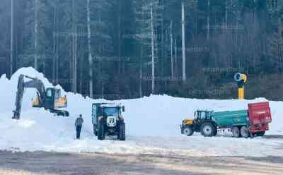 Skisaison startet bei Sommertemperaturen: kilometerlange Loipe dank Schnee aus Depot gespurt, in Leutasch ist am Freitag bei Sommerwetter Skilanglauf möglich: Schnee stammt aus Reserven und maschineller Herstellung, Drohnenaufnahmen zeigen Loipe