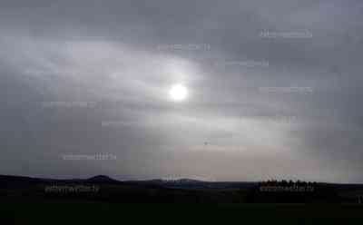 Wärme und Saharastaub über Deutschland: bis 25 °C gemessen, intensiver Wärmevorstoß lässt Sommergefühle erwecken, Saharastaubhimmel über dem Erzgebirge: Einige neue Dekadenrekorde aufgestellt, anstatt Schnee in den Mittelgebirgen goldener Oktober