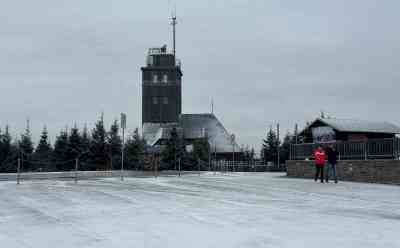 Wintereinbruch im Erzgebirge: - 3 °C und angezuckerte Landschaft, ganze Woche soll winterlich werden, eisige Aufnahmen vom Fichtelberg: Bis zu 10 cm Neuschnee werden erwartet, Impressionen von Montagvormittag