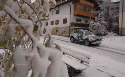 Wintereinbruch in Oberbayern: Winterdienst im Einsatz, Starkschneefall (on tape), dichter Schneefall auf A 7, Skigebiete treffen letzten Vorbereitungen (on tape), O-Ton Mitarbeiter Bergbahn Oberjoch: Tiefwinterliche Eindrücke aus den Allgäuer Alpen, schneeglatte Straßen, O-Töne 