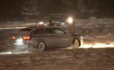 Wintereinbruch – lebensgefährliche Drifts im Erzgebirge: Autofahrer driften um Menschengruppe, Schaulustige filmen mit ihren Handys, Autos drehen sich um die Menschengruppe, Schneesturm in Oberwiesenthal, bis zu 10 cm Neuschnee: Annaberg-Buchholz zeigt sich verschneit, Weihnachtsmarkt von Annaberg-Buchholz verschneit