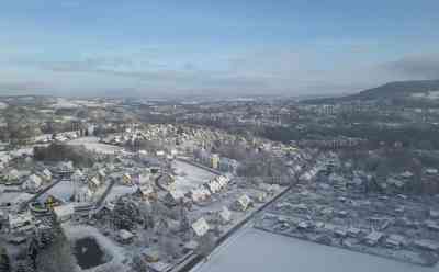 Wintermärchen nach Schneefällen im Erzgebirge: Drohnenaufnahmen zeigen verschneites Annaberg-Buchholz, Winterkleid über St. Annen Kirche, Sonne und Schnee : Wunderbare Drohnenaufnahmen zeigen den Winter im Erzgebirge
