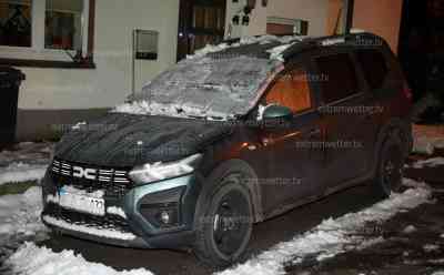 Eisige Kälte nach Schneefällen im Erzgebirge: - 9 °C an Wetterstation gemessen, eisige Luft sichtbar, Nebelbank lässt Frostluft erahnen, Frostplane auf Autos, Schwibbogen und Adventsterne leuchten schon: Kälteste Region im Erzgebirge verzeichnet strengen Frost, Winter zeigt Zähne