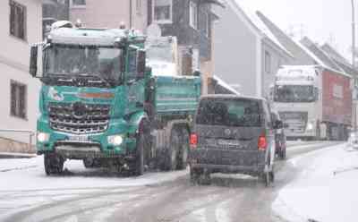 Schneechaos im Thüringer Wald: querstehende LKW, LKW kommt selbst mit Schneeketten nicht voran (on tape), spiegelglatte Straßen, 8 cm Neuschnee in zwei Stunden: Zahlreiche Straßen auf Grund querstehender LKW blockiert