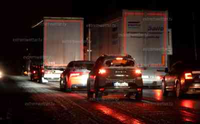 Winter bringt Verkehr zum Erliegen: 20 Km Stau durch querstehende LKW auf B 174, Glatteis und Schneeglätte, Autofahrer mit Schrittgeschwindigkeit unterwegs: Nachwuchs des VfB Annaberg trainiert bei dichtem Schneetreiben – Rutschpartien inklusive