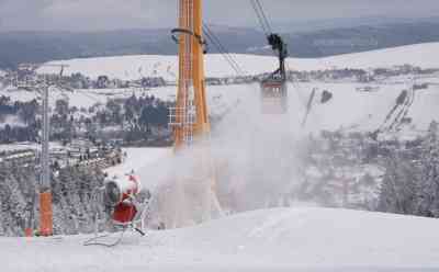 Winterwetter – Wasser marsch im Erzgebirge: Schneekanonen laufen seit Freitag auf Hochtouren, perfektes Wetter für Kunstschnee, minus 5 °C perfekt für Kunstschnee: Eisige Impressionen vom Fichtelberg, Drohnenaufnahmen zeigen Winterlandschaft
