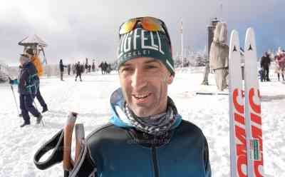 Ansturm auf Wintersportgebiet: Kaiserwetter lockt zahlreiche Rodler und Wintersportler, Rodelspaß für Kinder am Skihang, erste Langläufer läuten Skisaison ein, Menschen genießen Kaiserwetter, zahlreiche O-Töne von Touristen: Naturschauspiel am Himmel: Nebensonnen mit Parrybogen am Erzgebirge, strahlendblauer Himmel im Erzgebirge