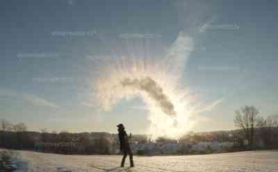 Eisiger Sonntag – Mpemba-Effekt: heißes Wasser gefriert sofort in Frostluft, Seifenblasen gefrieren: Atemberaubende Motive entstehen beim Einfrieren von Seifenblasen