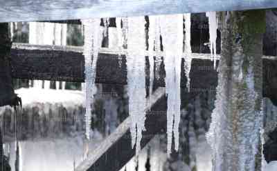 Eisiger Sonntag – Wasserrad wird zu einem Eispalast: Frost zaubert große Eiszapfen am Wasserrad, eisige Aufnahmen aus den Flusstälern: Wetterfront zieht am Horizont auf, Unwettergefahr ab den Abendstunden auf Grund von Eisregen