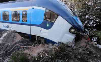 Zugunfall an deutscher Grenze: Lokführer übersieht rotes Signal, Zug wird auf Schottergleis zwangsgebremst, Wunder: keine Verletzten: Aufwändige Bergung, THW aus dem Erzgebirge im Einsatz, Triebwagen wiegt 160 Tonnen und wurde wieder ins Gleisbett gehoben