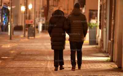 Heftiges Glatteis in Süddeutschland: A 8 spiegelglatt, Eispanzer auf Fahrzeugen, Menschen müssen Hand in Hand durch Ulmer Gassen laufen: Deutsche Wetterdienst warnt vor gefährlichem Glatteis in Süddeutschland