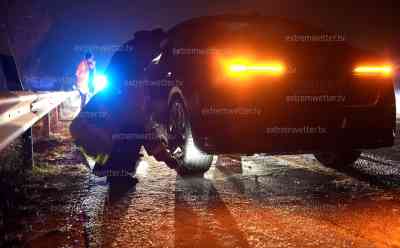 Heftige Glatteisunfall mit Sommerreifen auf A 8: BMW kommt auf Glatteis mit Sommerreifen ins Schleudern und kracht in Leitplanke, Feuerwehr mahnt zur Vorsicht: „Es war ganz schön glatt, man muss vorsichtig fahren und darf die Glätte nicht unterschätzen.“