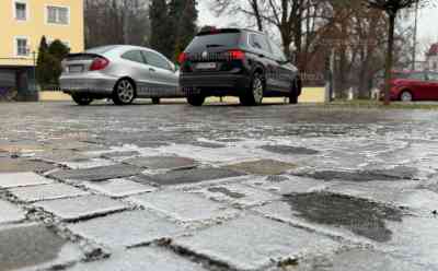 Eisregen in Niederbayern: Eisglätte am Montagvormittag am Inn, Gehwege stark vereist, Eispanzer an Fahrzeugen: Luftfrost in Niederbayern, Situation entspannt sich so langsam