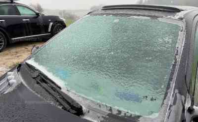 Eispanzer durch Eisregen auf Fahrzeuge: beeindruckende Aufnahmen vom Eisregen aus Bayern, Zentimeterdickes Eis auf Fahrzeuge: Gehwege und Landschaft ebenfalls mit dickem Eis bedeckt