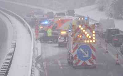 Kräftige Schneefälle in Oberbayern: A 95 – Unfall mit mehreren Fahrzeugen und Verletzten, Autobahn spiegelglatt, mehrere Rettungsfahrzeuge im Einsatz: 10 cm Neuschnee seit den Morgenstunden ab 600 Metern, Autofahrer kämpfen gegen geringe Sicht