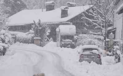 Neuschneemassen in den Alpen: 40 cm Neuschnee, Anwohner kämpfen gegen Schneeberge, Autos von 30 cm Schnee bedeckt, Skigebiete können bald starten, O-Töne Anwohner zum Wetter: Heftige Schneefälle (on tape) in Oberammergau, tiefwinterliche Impressionen, Glätte auf den Straßen