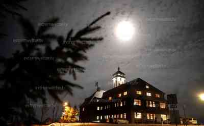 Supermond „Julmond“ im Erzgebirge: Supermond strahlt großartiges Naturschauspiel an, Nebelmeer und Supermond im Erzgebirge: Nicht überall kann man den Supermond bestaunen, auf dem Fichtelberg herrschten ideale Bedingungen