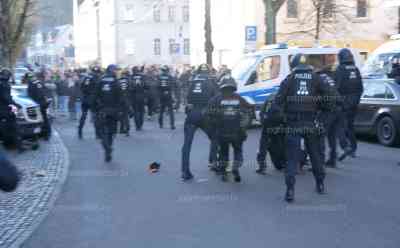 Ausschreitungen kurz vor traditioneller Bergparade im Erzgebirge: Rechte wollen Antifaprotest stürmen, Pfeffersprayeinsatz und körperliche Gewalt, wenige Meter vom Weihnachtsmarkt entfernt eskaliert das Demogeschehen: Polizei setzt Rechte der Freie Sachsen fest, Anreisende zur Bergparade sind verunsichert