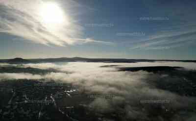 Inversionswetterlage bis Weihnachten: satte grüne Landschaft anstatt Winterwetter, Inversionswetterlage zaubert ein Meer aus Nebel: Drohnenaufnahmen zeigen strahlenden Sonnenschein und ein Nebelmeer über Annaberg-Buchholz 