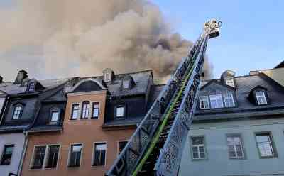 Wohnungsbrand entwickelt sich zu Großbrand: Feuer greift auf drei Häuser über, dutzende Anwohner evakuiert, darunter Familie mit sechs Kindern, Notunterkünfte für Betroffene: 150 Kameraden im Einsatz, Brandwohnung extrem vermüllt, Einsatz dauert an