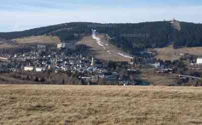 Weiße Weihnacht? Wo bleibt der Winter: Schneearmut im Erzgebirge, Skigebiete leiden unter Schneemangel, kahle Landschaft mit einigen Schneeflecken, Skigebiet in Oberwiesenthal wie leergefegt: Wetterwechsel zu Weihnachten möglich, Skibetrieb jedoch 2025 nicht mehr möglich