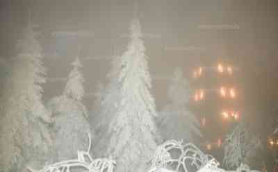 Schnee, Eis und Frost – der Winter ist zurück: Weiße Weihnachten in den Hochlagen der Mittelgebirge, Schneegriesel und dichter Nebel haben Landschaft weiß gefärbt: Minus 3 Grad am Abend, gefühlte Temperatur bis unter – 10 Grad, eisige Impressionen vom Fichtelberg