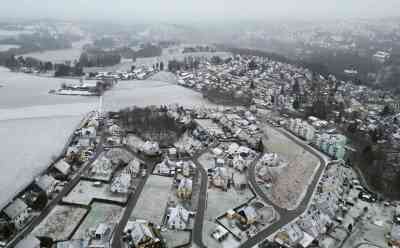 Schneefälle und Winter im Erzgebirge: Weißes Kleid über Annaberg-Buchholz, gesicherte Weiße Weihnachten oberhalb von 500 Metern im Erzgebirge: Schneetreiben am Vormittag, Minusgrade und schneebedeckte St. Annen Kirche