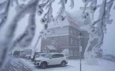 Eispalast Fichtelberg – massiver Raureif, sibirische Impressionen: Weihnachtsurlauber völlig überrascht, „Es liegt ein puderzuckerartiger Hauch. Wir sind gerade angekommen“, besondere und seltene Aufnahmen aus dem Erzgebirge: Raureif und Eis mehrere Zentimeterdick, Radfahrer verirrt sich bei dichtem Nebel, Schnee und Eis auf dem Fichtelberg