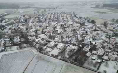 Weiße Weihnachten im Tiefland: Schneefälle bis ins Flachland, dünne Schneedecke beschert weiße Weihnachten im bayrischen Tiefland, Drohnenaufnahmen zeigen Wintermärchen an Heiligabend : Schneefälle halten bis zum Abend an, kleines Randtief für Weiße Weihnachten verantwortlich
