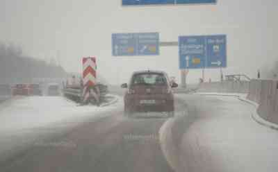 Schnee und Glätte zu Heiligabend: Weihnachtsverkehr kämpft auf A 8 mit glatten Straßen, Schneefall und Sturm erschweren die Sicht, Schnee und Eis an Heiligabend: Tiefverschneite Landschaft auf der Alb, dichter Schneefall zu Weihnachten 