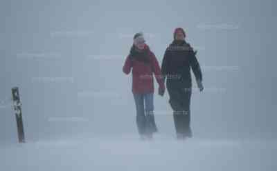 Eisige Weihnachten in Bayern: starker Schneefall und eisige Kälte, Krippenspiel bei Minusgraden und böigen Wind, A 8 mit Schnee bedeckt: Eisigsten Weihnachten seit vielen Jahren, Schneefälle in Bayern  