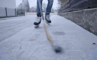 Eisiger 1. Weihnachtsfeiertag in Süddeutschland: Eisregen, Schnee – Schlittschuhfahren auf Gehwegen, Curling auf Straßen: Eisregen und mäßiger Frost haben Straßen in Oberbayern in Eispisten verwandelt  