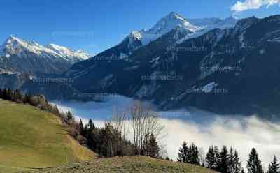 Kaiserwetter am Weihnachtsfeiertag in den Alpen: Trotz Schneemangel Sonnenschein und großartige Fernsicht bei angenehmen Temperaturen: Nur die höchsten Gipfel etwas angezuckert, Frostluft liegt unter einer Nebeldecke