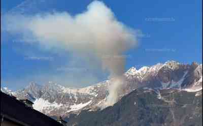 Waldbrand in den Alpen: Trockenheit und Schneemangel haben ersten Waldbrand an der Nordkette ausbrechen lassen: Mehrere Hektar brennen bei Innsbruck, Löschhubschrauber im Einsatz