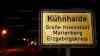 Glatteisalarm zum Berufsverkehr: zweistellige Minusgrade und Nieselregen pünktlich zum Berufsverkehr erwartet, Straßen und Gehwege im Erzgebirge schon jetzt spiegelglatt, Salzen von Gehwegen (on tape): Marienberg-Kühnhaide kältester Ort mit minus 15 °C in den Nachtstunden