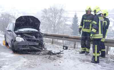 Schnee-, und Eisglätte – zahlreiche Unfälle durch Winterwetter: Blitzeis und Schneefall – gefährlicher Rutsch ins Neue Jahr, VW kracht bei Schnee- und Eisglätte frontal in Müllauto, Straßen spiegelglatt: Feuerwehr mahnt: „Die Wetterlage war seit einigen Tagen angekündigt. Akute Straßenglätte, jetzt hat noch der Schneefall angefangen, Silvester wird akuter Schneefall gemeldet. Autofahrer sollten langsam fahren“