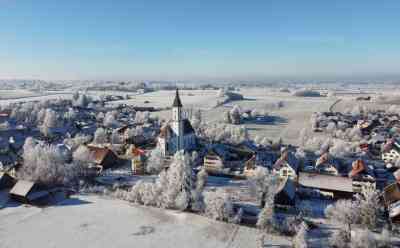 Eiszauber in Oberbayern: Frost und Nebel formen tiefwinterliche Kulisse in Oberbayern, Drohnenaufnahmen zeigen Märchenlandschaft: Eine Woche Nebel und Frost haben Ortschaften in Oberbayern in eine Winterlandschaft verzaubert