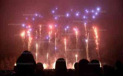 Riesiges Silvesterfeuerwerk zwei Tage vor dem Jahreswechsel: Pyrotechniker fasziniert Menschen mit Feuerwerk der Klasse 3 und 4: Spektakuläres Feuerwerk aus der Luft, hunderte Menschen genießen die Pyroshow