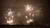 Riesiges Silvesterfeuerwerk zwei Tage vor dem Jahreswechsel: Pyrotechniker fasziniert Menschen mit Feuerwerk der Klasse 3 und 4: Spektakuläres Feuerwerk aus der Luft, hunderte Menschen genießen die Pyroshow